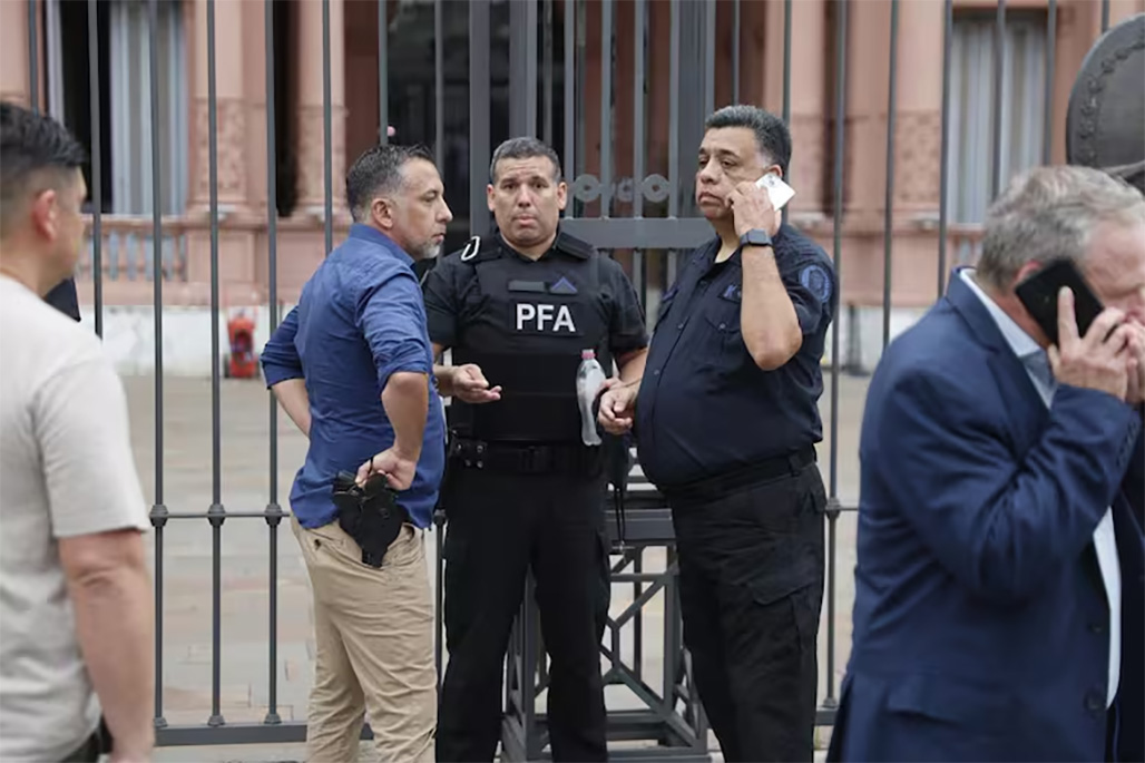 Policía encadenado