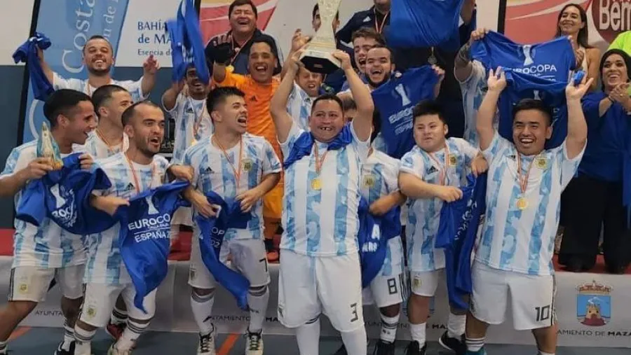 Fútbol de Talla Baja: el paranaense Ángel Ielpo gritó campeón de la Eurocopa con Argentina