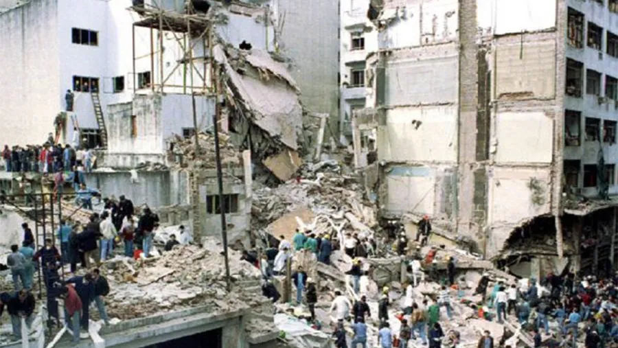 Exactamente a las 9:53 del 18 de julio de 1994 una bomba destruyó el edificio de la AMIA ubicado en el barrio de Once de Buenos Aires. Fue el mayor atentado terrorista que vivió el país. Todavía sigue impune.