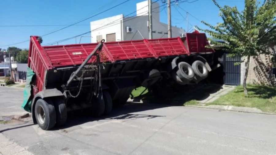 Un acoplado se incrustó en una vivienda en Paraná