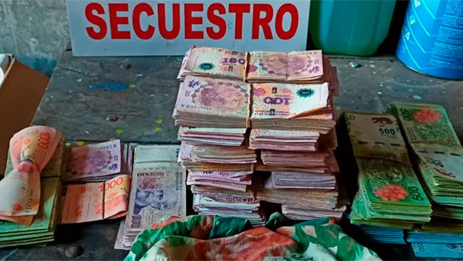 La Policía fue a allanar una vivienda de Concordia por una denuncia por violencia familiar, pero se encontraron con 3,5 kilos de cocaína, 20 armas, más de 300 mil pesos y siete mil dólares.