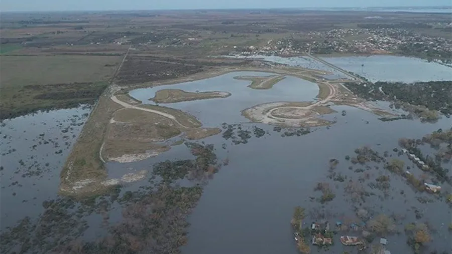 Imagen de archivo del barrio Amarras. Todo inundado, menos ese predio. La comunidad de Gualeguaychú rechaza a este emprendimiento que ha generado un conflicto ambiental y social sin precedentes y está a la espera de una decisión final del gobernador Rogelio Frigerio. 