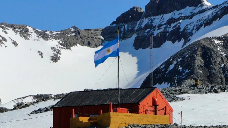 La Base cuenta con una población integrada por militares y civiles, y funciona allí una escuela y una emisora de Radio Nacional.