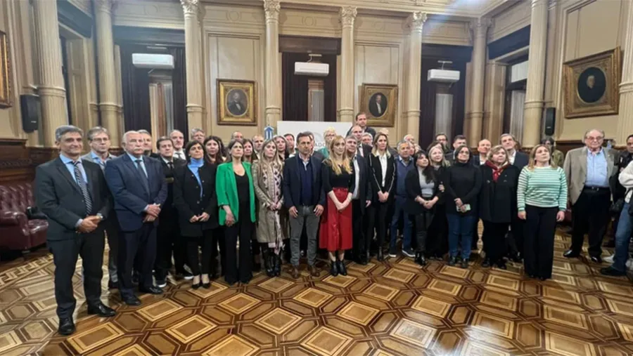 Funcionarios y dirigentes del oficialismo y la oposición repudiaron el ataque y se solidarizaron con la vicepresidenta.