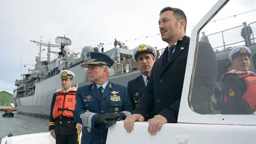 El ministro de Defensa, Luis Petri, junto al vicealmirante Carlos María Allievi, jefe de la Armada.
