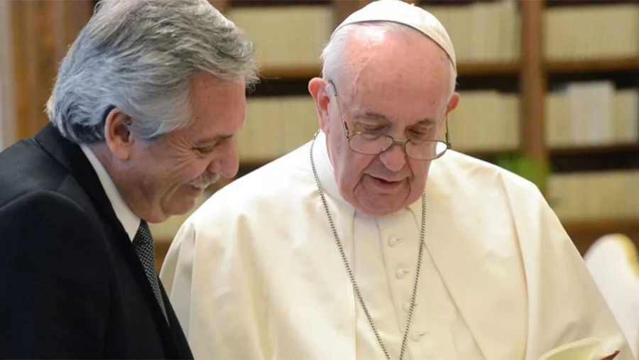 Alberto Fernández y el papa Francisco.