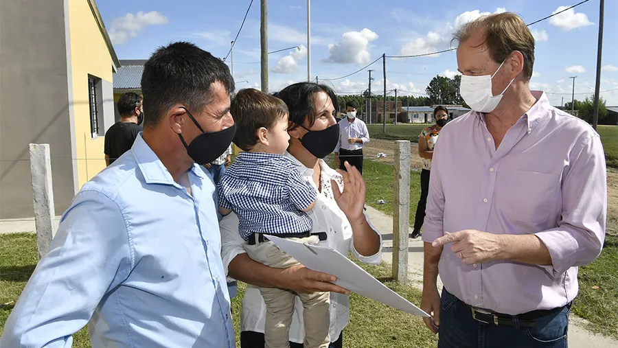 En La Criolla el gobernador entregó viviendas y en contacto con la prensa aseveró que “la permanencia durante las aulas está asegurada para que no haya contagios. Las estadísticas marcan que han sido mínimos”.