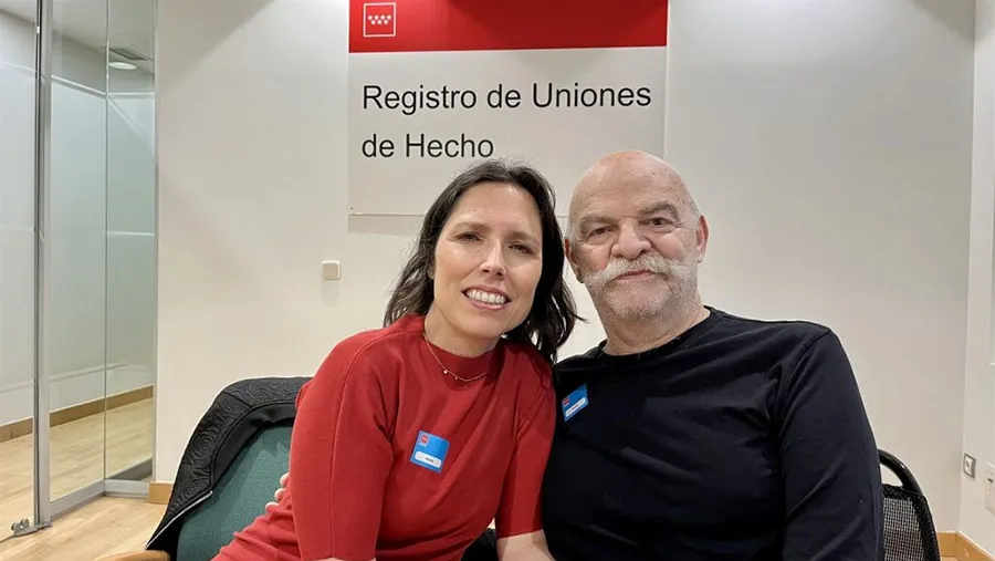 Martín Caparrós y Marta Nebot, el pasado 12 de junio de 2024 en el registro de parejas de hecho de la Comunidad de Madrid.