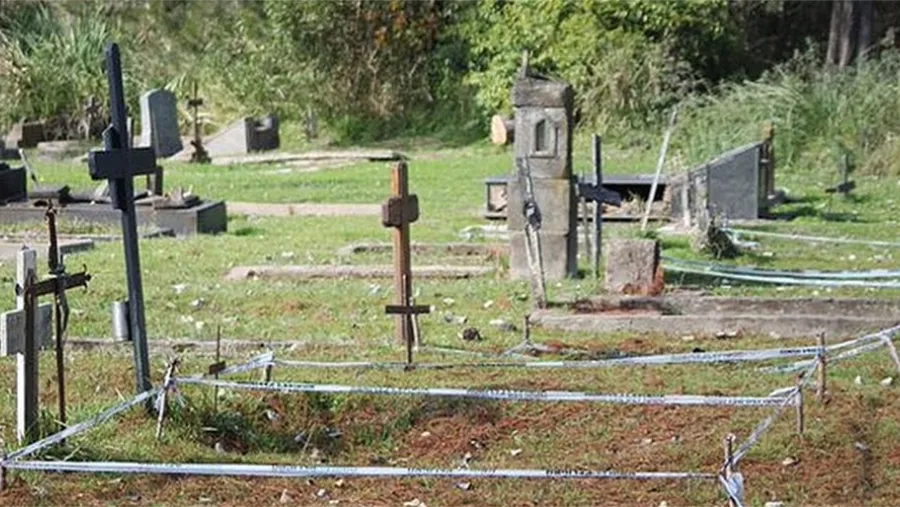 En el cementerio de Villa Paranacito se realizaron exhumaciones a raíz de los vuelos de la muerte.