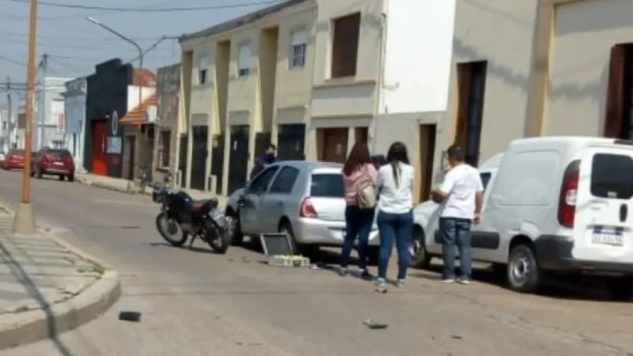 Dos lesionados al chocar una moto y un auto en Concepción del Uruguay
