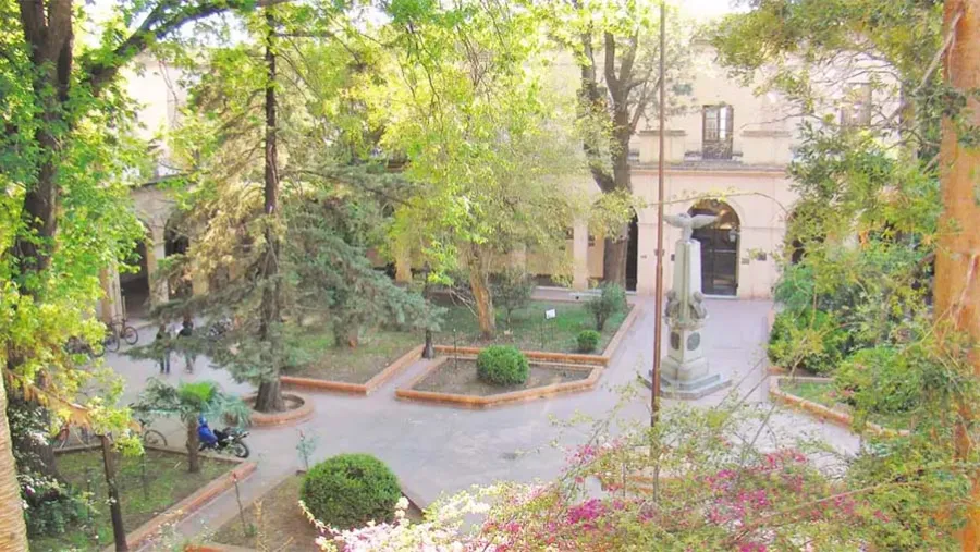 En lo alto. El patio del majestuoso colegio y su desafiante lema, que reemplaza a la tradicional cruz del emperador Constantino por un libro.