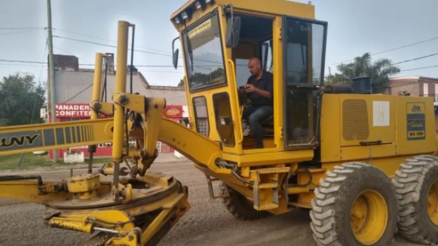 Ariel Weiss trabaja en las tareas de mantenimiento de las calles