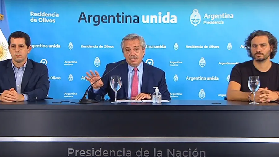 El Presidente Alberto Fernández, flanqueado por el ministro del Interior, Eduardo “Wado” De Pedro y el jefe de Gabinete, Santiago Cafiero.