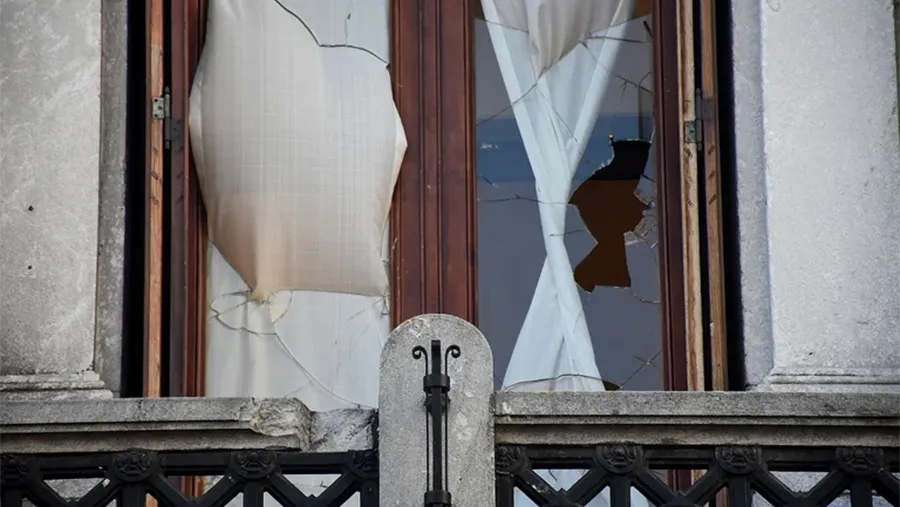 Los vidrios rotos de la ventana del despacho de Cristina Kirchner en el Senado. La vicepresidenta denunció que fue víctima de un atentado que el Gobierno no repudió y frente al cual demoró sospechosamente en reaccionar.