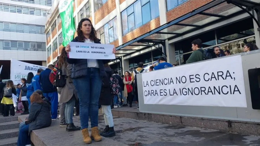 A raíz de la falta de presupuesto se da uno de los peores éxodos científicos que ha vivido Argentina.
