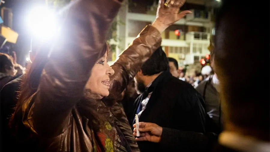 La vicepresidenta de Argentina, Cristina Fernández de Kirchner, saluda a simpatizantes afuera de su casa del barrio de Recoleta el 1° de septiembre de 2022, en Buenos Aires. Ahí fue víctima de un intento de homicidio cuando un hombre se acercó a dispararle sin lograrlo.