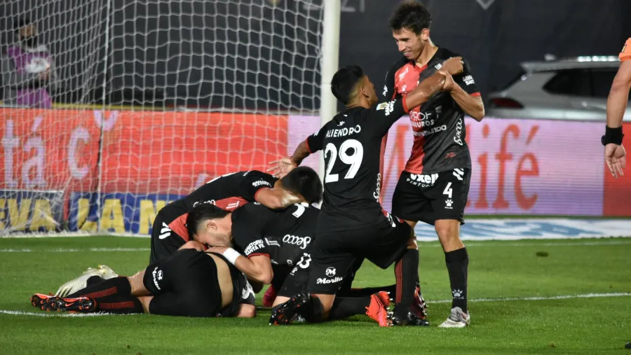 Colón de Santa Fe goleó a Racing y por primera vez se coronó campeón del fútbol argentino