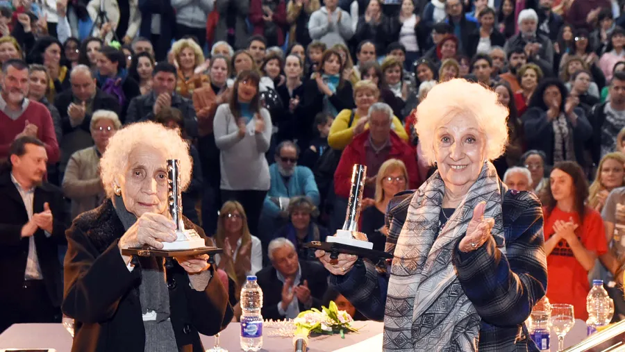 Blanca Díaz de Garnier junto a Estela de Carlotto