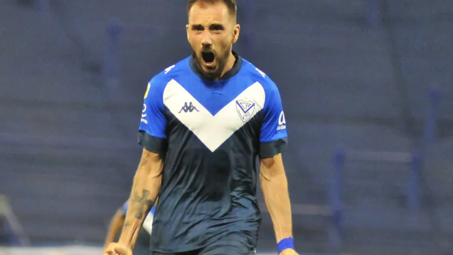 Vélez derrotó a Huracán, se afianzó en la cima y quedó a un paso de la clasificación