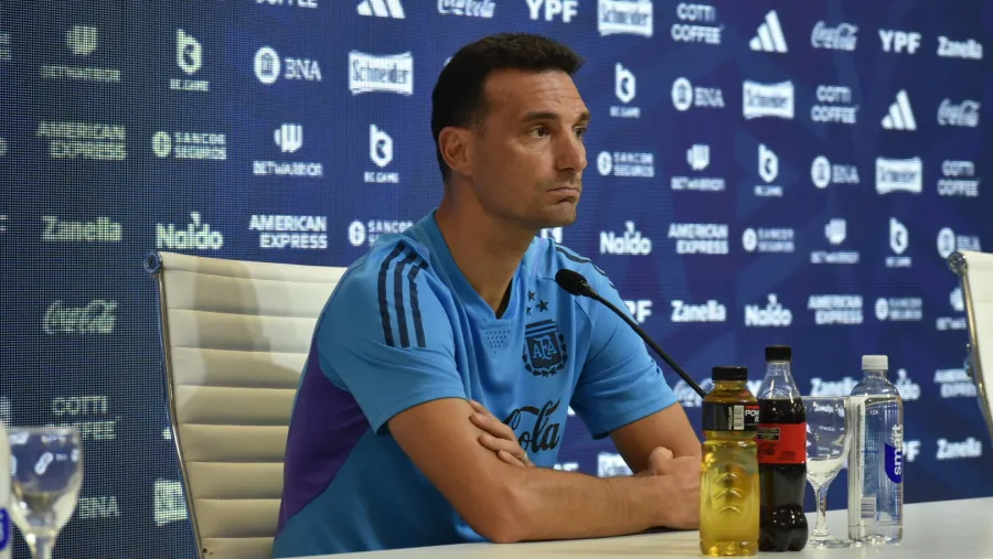 “Messi todavía está vigente, dejémoslo tranquilo”, reclamó Scaloni