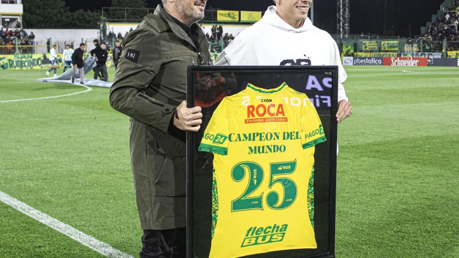 Fútbol: el entrerriano Lisandro Martínez fue homenajeado por Defensa y Justicia