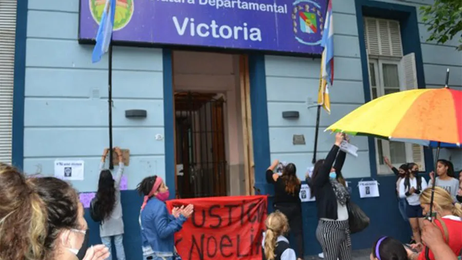 Imagen de archivo de la movilización que familiares y amigos de Noelia Almada realizaron hasta la Jefatura de Policía de Victoria para pedir Justicia por el femicidio.