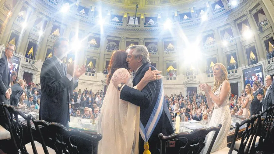 Alberto Fernández se abraza con Cristina Kirchner