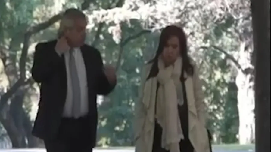 Fernández con Cristina caminando con Olivos