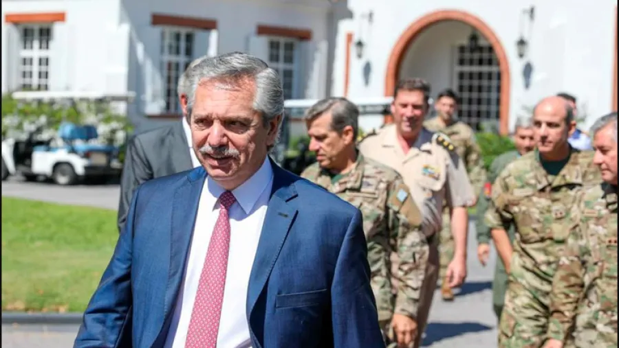 Alberto Fernández junto a jefes militares