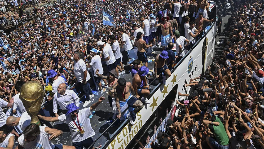 Los jugadores festejan con los hinchas la Copa del Mundo.