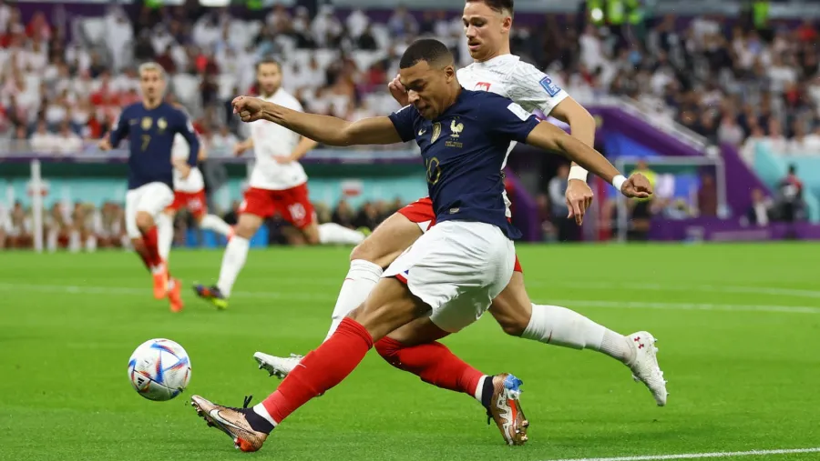 Fútbol: Francia derrotó a Polonia y sigue en carrera en la defensa de la Copa del Mundo