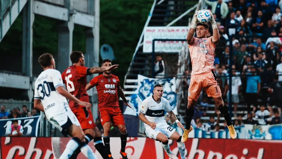 Gimnasia no pudo aprovechar la ventaja numérica y empató con Central Córdoba