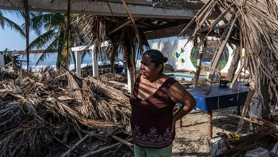 Una mujer entre los escombros de su casa tras el paso del huracán Otis en Guerrero (México), en noviembre de 2023.