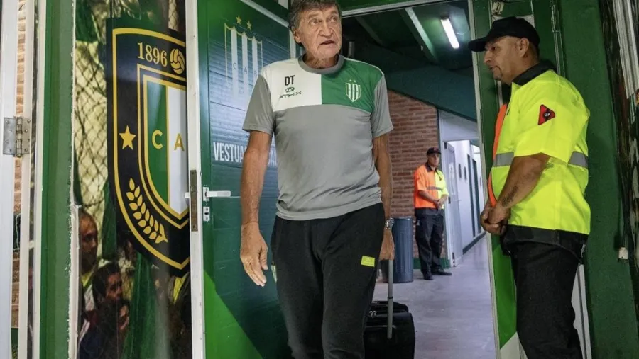 Julio Falcioni sufrió una descompensación y tuvo que ser internado de urgencia