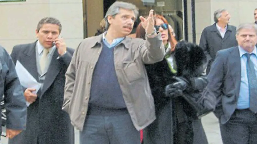Fabián Gutiérrez, Aníbal Fernández, Cristina Fernández y  Néstor Kirchner al fondo