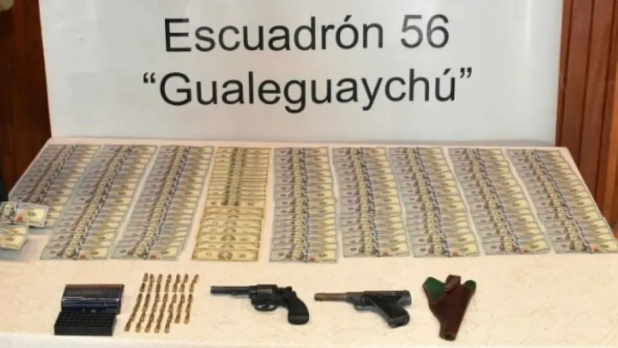 Un hombre viajaba en colectivo por Entre Ríos con dos armas, municiones y 15 mil dólares