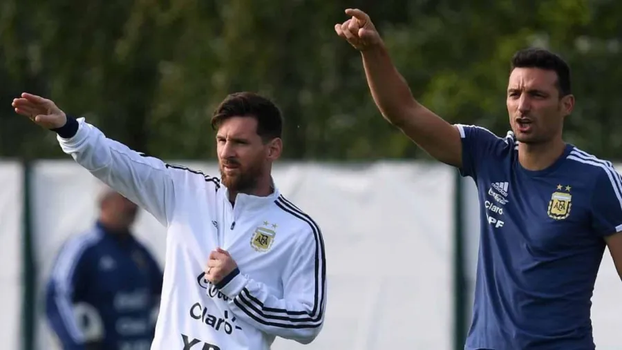 “La idea es que Messi tenga dos jugadores por delante”, adelantó Scaloni