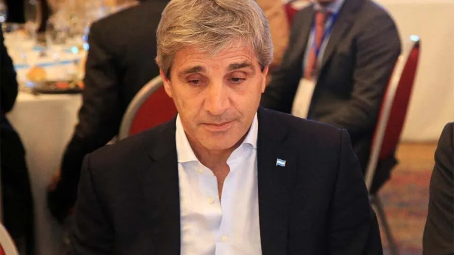 El ministro de Economía, Luis Caputo, con doble moral: quiere los dólares ahorrados por los argentinos, pero los suyos depositados en el extranjero no los aporta.