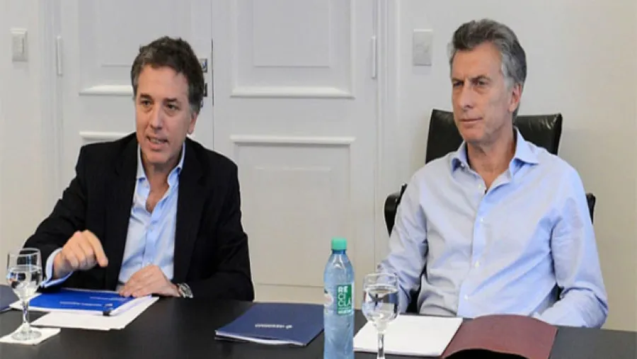 Mauricio Macri y el ministro de Hacienda, Nicolás Dujovne, en pleno análisis de las medidas económicas.