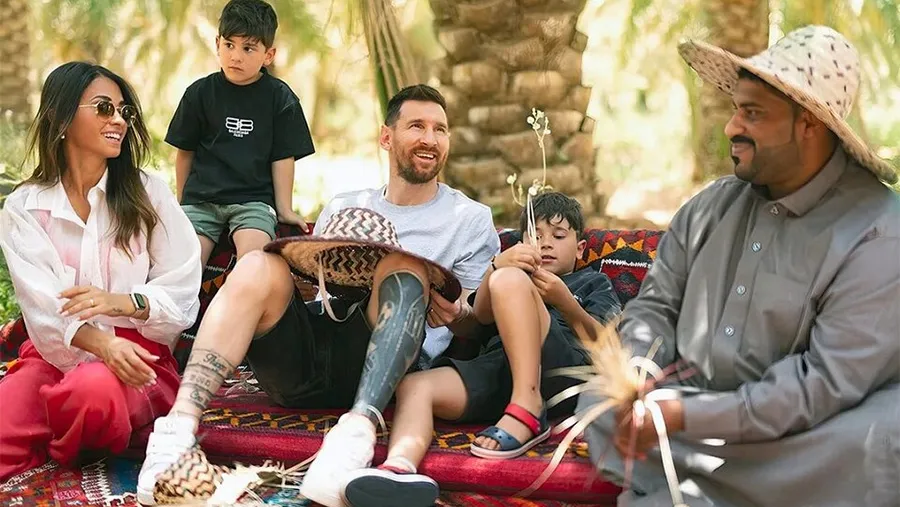 Messi y su familia, cumpliendo un compromiso comercial en Arabia Saudita. Imagen: Instagram.