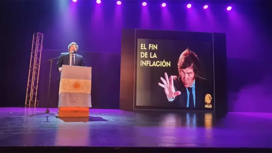 Javier Milei, en una presentación de su plan para dolarizar y bajar la inflación.