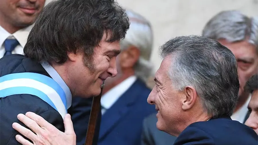 Milei y Macri se saludan en la toma de posesión del Presidente.