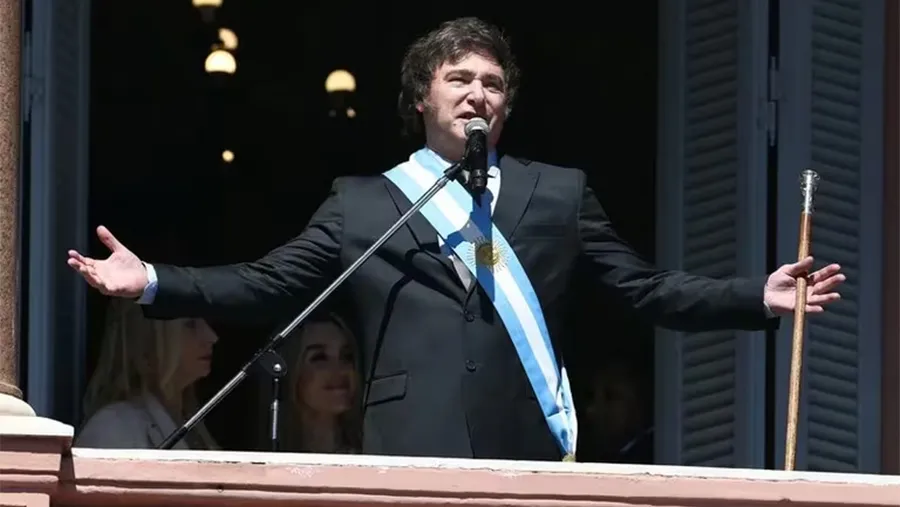 El presidente Javier Milei en el balcón de la Casa Rosada.