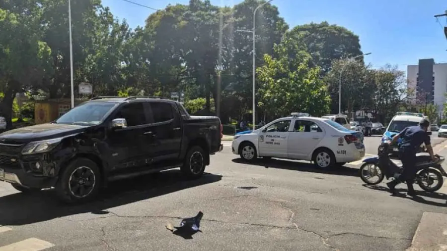 Violento choque entre una camioneta y una moto en el centro de Concordia