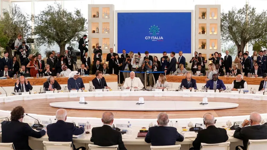 El Papa terminó su discurso diciendo que se debe poner en practica la sana política que esté siempre enfocada en la búsqueda de soluciones, para lograr una economía integral y social para encontrar oportunidades.