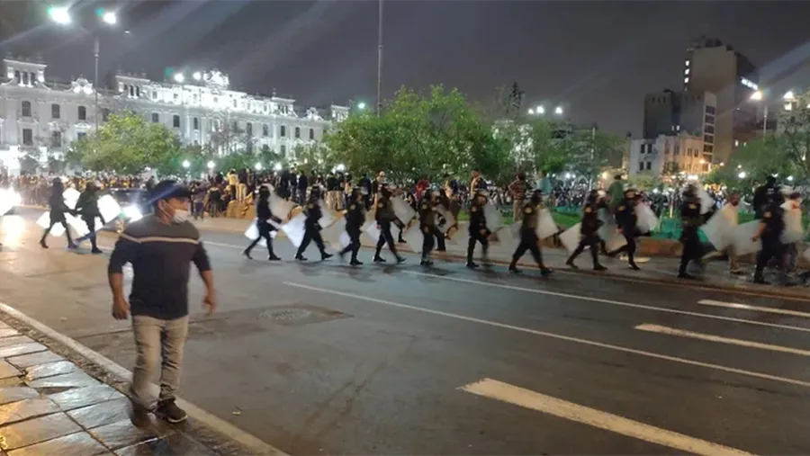 La Policía de Perú no sólo reprimió a los seguidores de Castillo cerca del Congreso sino también en la Plaza San Martín.