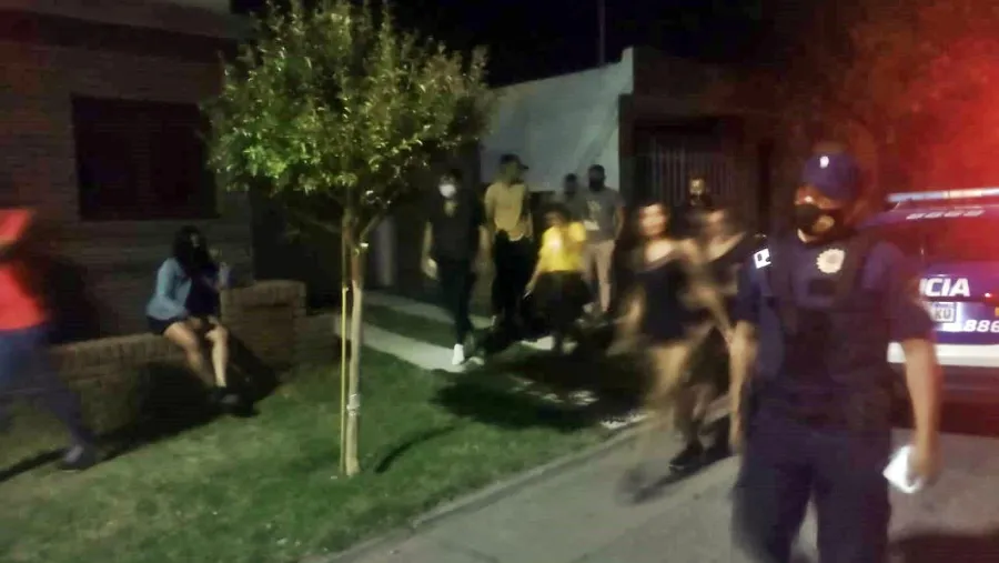 policía fiesta clandestina