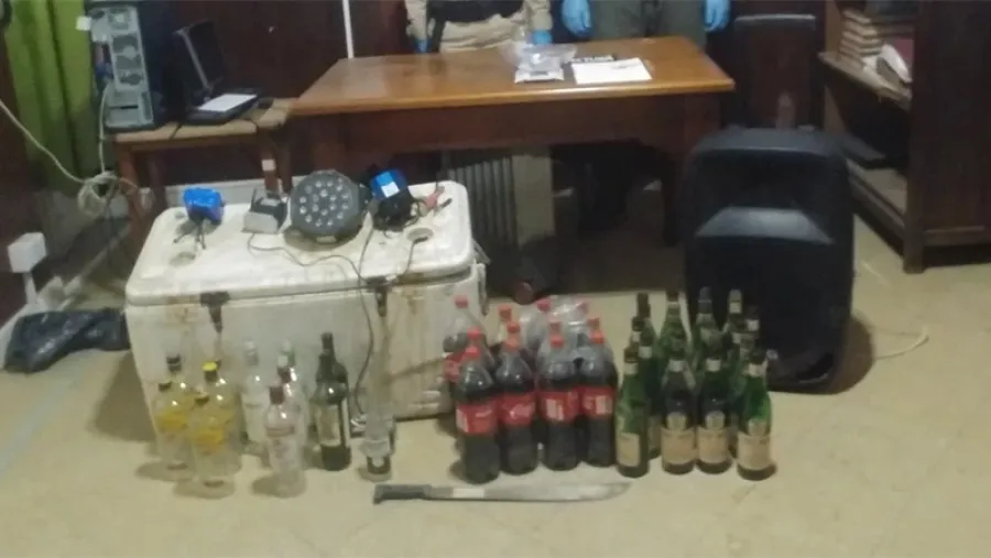 Bebidas, marihuana y dos embarcaciones fueron secuestradas como consecuencia de la fiesta clandestina en la Isla Puente de Paraná. Hay una persona detenida por agresión a la autoridad.
