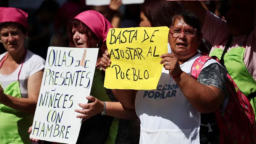 Manifestantes protestan en Buenos Aires contra la política de ajuste del Gobierno de Javier Milei.