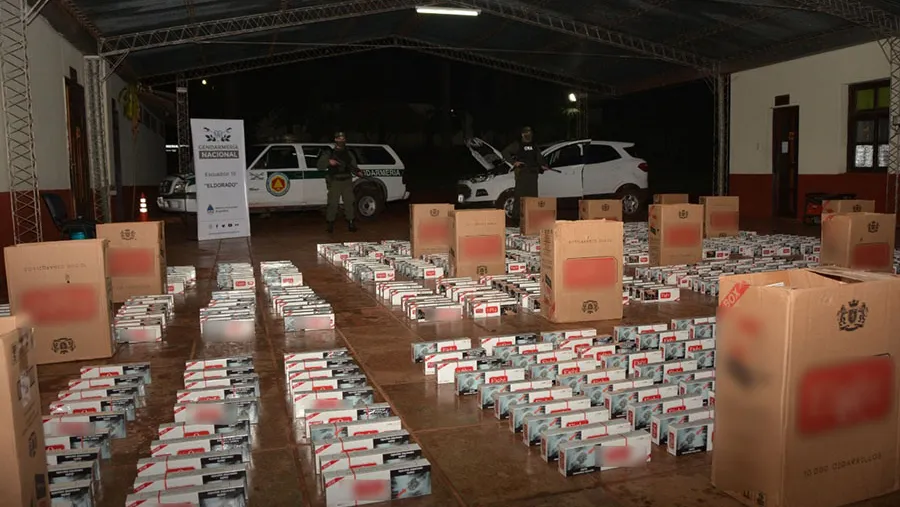 Un total de 8.500 paquetes de cigarrillos de origen extranjeros fue incautado y el avalúo de lo incautado asciende a 1.105.000 pesos argentinos.